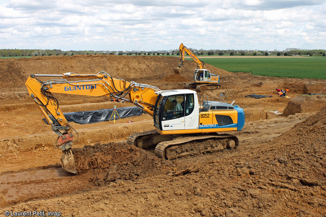 Décapage avant la fouille des niveaux du Paléolithique moyen récent (entre 110 000 et 70 000 ans) à Tigery (Essonne), 2016