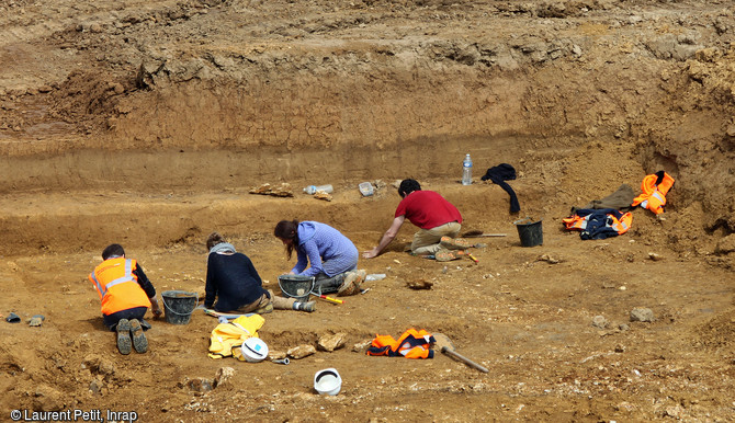 Archéologues en cours de fouille sur le site du Paléolithique moyen récent (entre 110 000 et 70 000 ans) à Tigery (Essonne), 2016