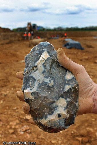 Biface de grande dimension (20,5 cm x 12 cm) datant d'environ 90 000 ans, mis au jour sur le site Paléolithique de Tigery (Essonne), 2016. 