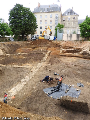 Vue générale du chantier du site de la Visitation au Mans (Sarthe), 2016. Ce chantier a permis de mettre au jour un quartier artisanal de la ville antique et un cimetière protestant de l'Epoque moderne 