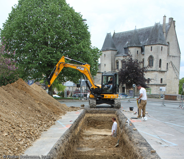 Sondage sur la place du marché à l'emplacement du château médiéval (XIe-XVe siècle) d'Argentan (Orne), 2016