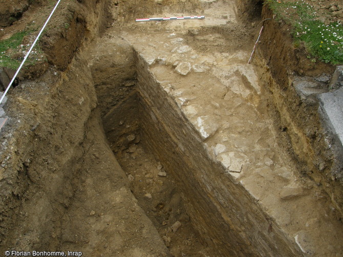 Base du rempart  installée dans le fossé avec coupe stratigraphique, de l'ancien château médiéval (XIe-XVe siècle) d'Argentan (Orne), 2016