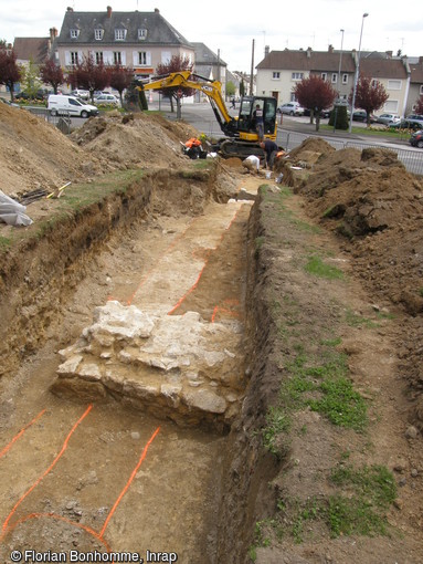 Fosse, fossé et maçonnerie au centre de la première tranchée de sondage  archéologique à l'emplacement de l'ancien château médiéval (XIe-XVe siècle) d'Argentan (Orne), 2016