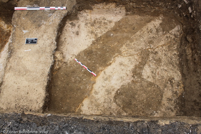 Fosse et fossé inscrits dans le chaussin calcaire mis au jour à l'emplacement de l'ancien château médiéval (XIe-XVe siècle),  d'Argentan (Orne), place du marché, 2016