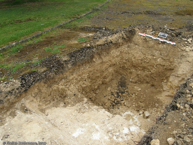 Possible trou de bombardement comblé, à l'extrémité de la tranchée de sondage dans l'angle sud-ouest de l'ancien château médiéval (XI-XVe siècle) d'Argentan (Orne), 2016