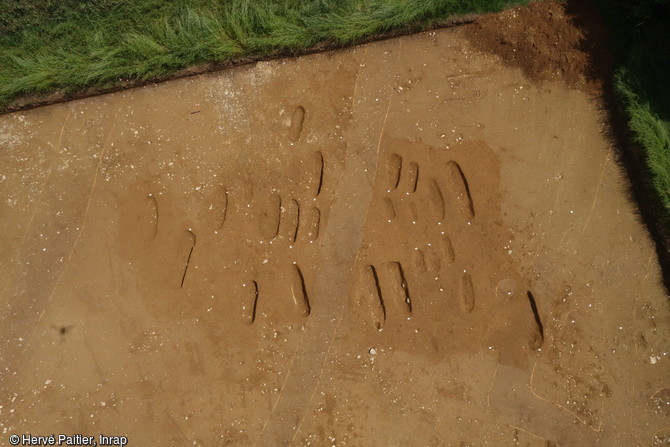 Vue du cimetière du haut Moyen Âge (entre VIIIe et le XIe siècle) et des fossés protohistoriques en cours de fouille sur le site de Parc al Lann à Ergué-Gabéric (Finistère), 2016