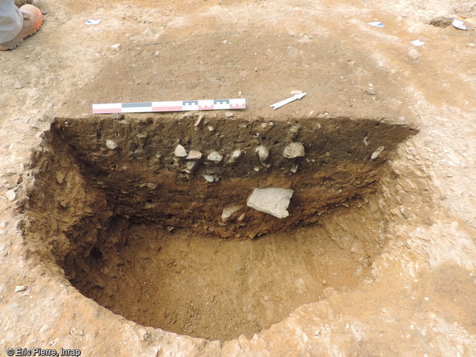 Coupe d'un silo protohistorique en cours de fouille sur le site de Parc al Lann à Ergué-Gabéric (Finistère), 2016