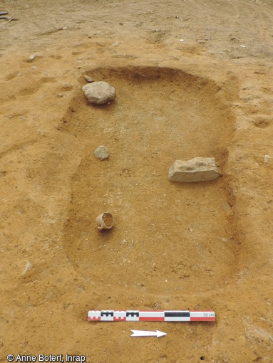 Tombe de l'âge du Bronze ancien avec petit gobelet en dépôt, sur le site de Parc al Lann à Ergué-Gabéric (Finistère), 2016