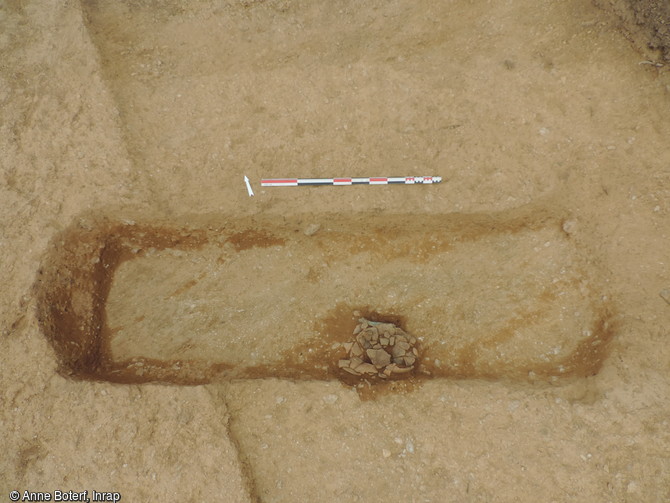 Vue d'une tombe de l'âge du Bronze ancien avec dépôt funéraire en place, en cours de fouille sur le site de Parc al Lann à Ergué-Gabéric (Finistère), 2016