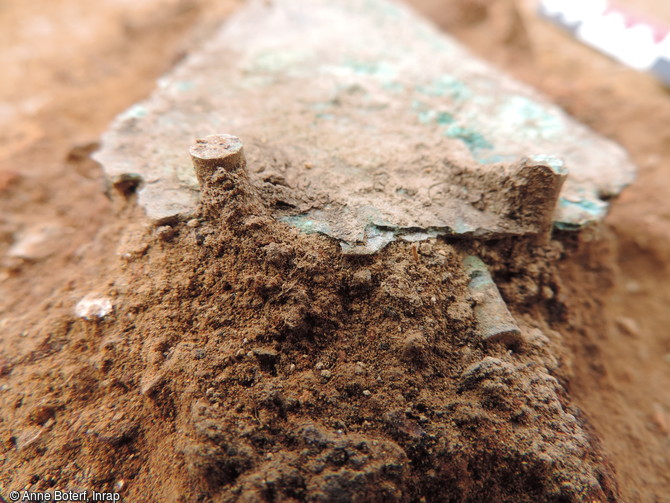 Détail des rivets d'un poignard en bronze mis au jour dans une tombe de l'âge du Bronze ancien, sur le site de Parc al Lann à Ergué-Gabéric (Finistère), 2016