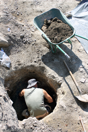 Fouille en cours d'une structure circulaire profonde sur le site de l'ancienne abbaye médiévale de Saint-Faron à Meaux (Seine-et-Marne), 2016