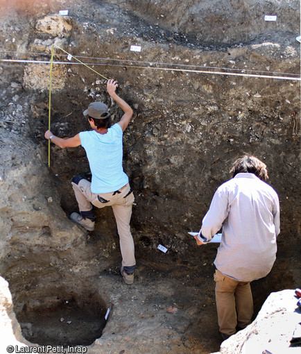 Relevé d'une coupe stratigraphique sur le site de l'ancienne abbaye médiévale de Saint-Faron à Meaux (Seine-et-Marne), 2016