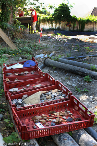 Mobilier prélevé et lavé pendant la fouille en cours de séchage sur le site de l'ancienne abbaye médiévale de Saint-Faron à Meaux (Seine-et-Marne), 2016