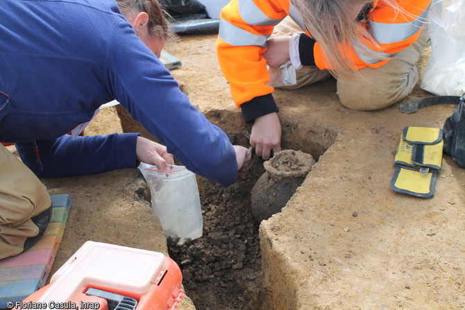 Fouille d'une incin&eacute;ration du second &acirc;ge du Fer &agrave; d&eacute;p&ocirc;t de vase &agrave; Mouroux (Seine-et-Marne), 2016