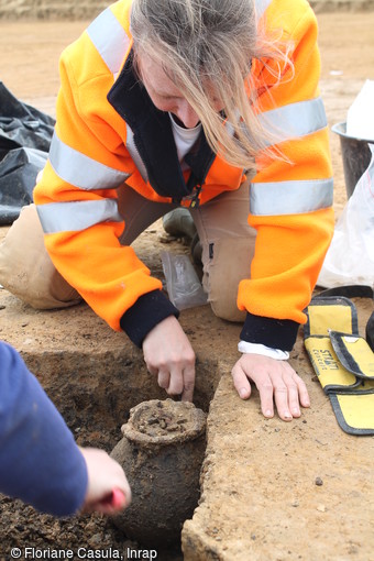 Fouille d'une incin&eacute;ration du second &acirc;ge du Fer &agrave; d&eacute;p&ocirc;t de vase &agrave; Mouroux (Seine-et-Marne), 2016