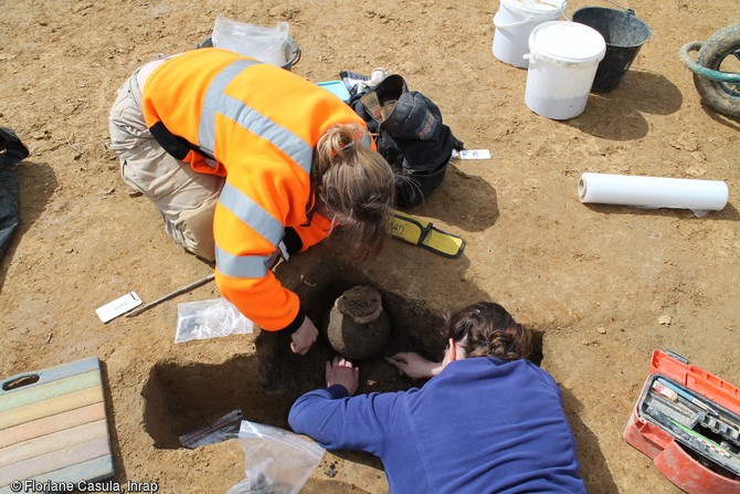 Fouille d'une incin&eacute;ration du second &acirc;ge du Fer &agrave; d&eacute;p&ocirc;t de vase &agrave; Mouroux (Seine-et-Marne), 2016
