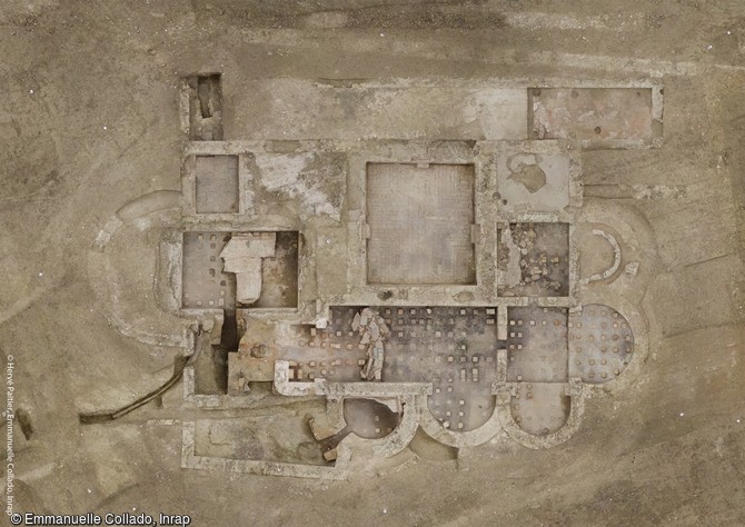 Vue z&eacute;nithale des thermes reconstitu&eacute;e par photogramm&eacute;trie de Langrolay-sur-Rance (C&ocirc;tes-d'Armor), 2016. Les murs et les plafonds, exceptionnellement conserv&eacute;s, &eacute;taient orn&eacute;s de peintures, notamment des enduits &agrave; incrustations de coquillages, caract&eacute;ristiques d'Armorique.