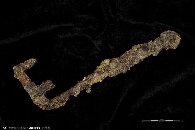 Clef en fer (serrure de porte) d&eacute;couverte dans les thermes de Langrolay-sur-Rance (C&ocirc;tes-d'Armor), 2016.