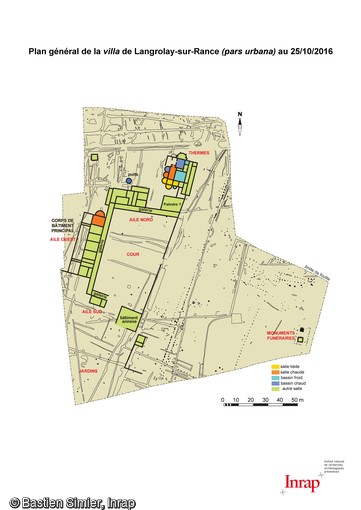 Plan g&eacute;n&eacute;ral de la villa de Langrolay-sur-Rance (C&ocirc;tes-d'Armor), 2016. Construite selon les mod&egrave;les standards de l'&eacute;poque antique, elle est bord&eacute;e sur trois c&ocirc;t&eacute;s de galeries &agrave; colonnades. L'ensemble repr&eacute;sente une surface habitable d'environ 1 500 m2. Cette villa, id&eacute;alement plac&eacute;e le long de la Rance, servait probalement de r&eacute;sidence secondaire &agrave; une riche famille de notables de la cit&eacute; des Coriosolites.