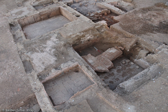 Zoom sur une partie des thermes de Langrolay-sur-Rance (C&ocirc;tes-d'Armor), 2016. Au premier plan &agrave; gauche, le p&eacute;diluve ; &agrave; droite, la piscine chaude avec les restes de suspensura (sol suspendu) ; au fond, la piscine froide et le caldarium. 