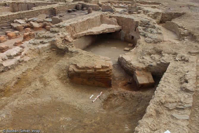 D&eacute;tail de la baignoire chaude des thermes de Langrolay-sur-Rance (C&ocirc;tes-d'Armor), 2016. 