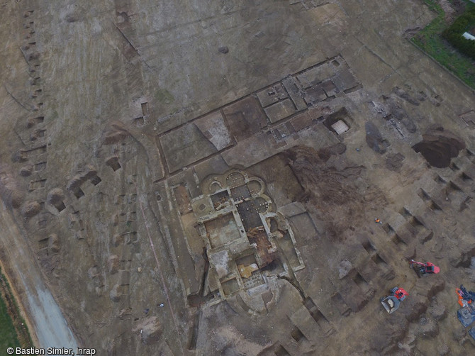 Vue de l'aile nord et des thermes de la villa de &nbsp;Langrolay-sur-Rance(C&ocirc;tes-d'Armor), 2016. Les ma&ccedil;onneries et les fondations de cette aile ont totalement &eacute;t&eacute; r&eacute;cup&eacute;r&eacute;es, il ne reste plus que les tranch&eacute;es de construction.