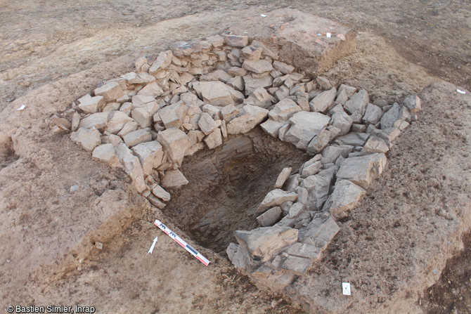 Vue de la fondation d'une probable pile fun&eacute;raire mise au jour sur le site de la villa de Langrolay-sur-Rance (C&ocirc;tes-d'Armor), 2016. L'excavation au premier plan correspond &agrave; un pillage dat&eacute; par le monnayage de la fin du IIIe si&egrave;cle de notre &egrave;re. 
