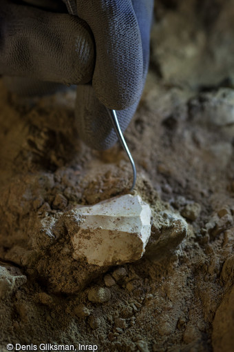 Grattoir en silex daté de l'aurignacien ancien découvert dans la grotte préhistorique du Mas-d'Azil (Ariège), 2015. 