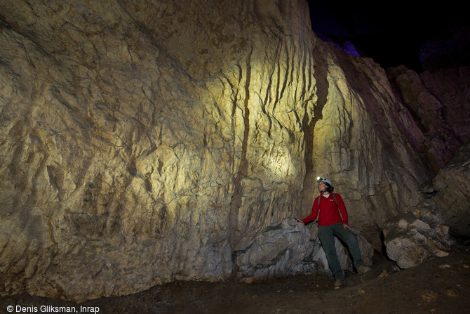 Paroi est de la salle du temple de la grotte préhistorique portant les cannelures caractéristiques de l'époque où la salle était entièrement comblée par les alluvions de l'Arize, Mas-d'Azil (Ariège), 2015. 