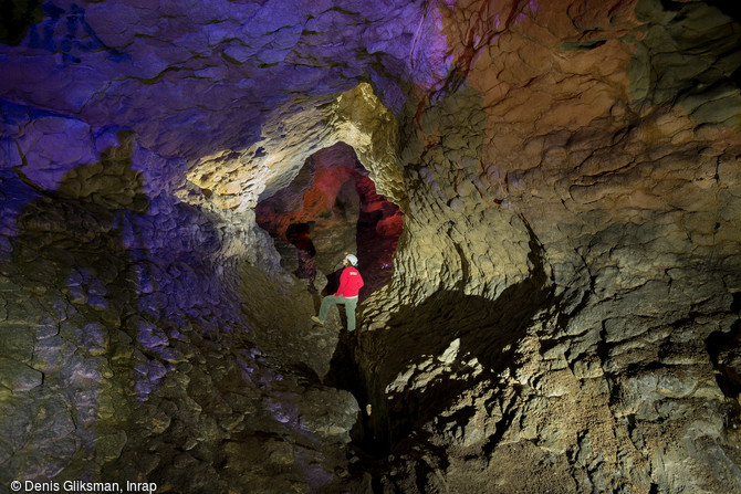 Galerie de la  salle du temple  (en direction du Pont du Diable) de la grotte préhistorique du Mas-d'Azil (Ariège), 2015.  Sa forme est caractéristique d'une galerie façonnée par une rivière souterraine. 