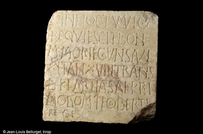 &Eacute;pitaphe chr&eacute;tienne en calcaire du VIe si&egrave;cle, mise au jour dans le baptist&egrave;re pal&eacute;ochr&eacute;tien de Saint-Julien &agrave; Brioude (Haute-Loire). Cette &eacute;pitaphe de la jeune Gunsa est un des tr&egrave;s nombreux t&eacute;moins du d&eacute;veloppement de la religion chr&eacute;tienne durant le premier Moyen &Acirc;ge.