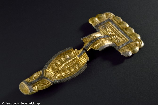 Fibule damasquin&eacute;e, alliage argent et cuivre, du VIe si&egrave;cle d&eacute;couverte &agrave; Ichtartzheim (Bas-Rhin). La technique de la damasquinure d'origine orientale, utilis&eacute;e par les peuples germaniques, se r&eacute;pand en Gaule au cours du VIe si&egrave;cle dans le cadre des migrations. 
