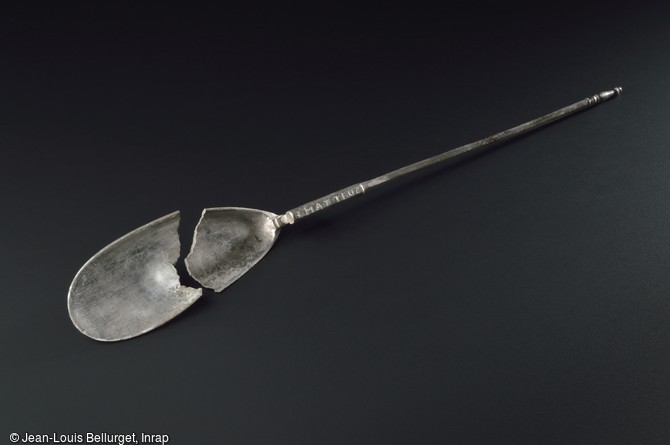 Cuill&egrave;re en argent de la fin du VIe si&egrave;cle trouv&eacute;e dans une tombe &agrave; Ichtarzheim (Bas-Rhin). Cet objet pr&eacute;sente deux inscriptions, l'une en latin  Matteus , l'autre en &eacute;criture runique  abuda . Li&eacute;es &agrave; des pratiques divinatoires ou fun&eacute;raires, les runes sont utilis&eacute;es par les anciens peuples de langue germanique (goths, scandinaves, anglo-saxons).