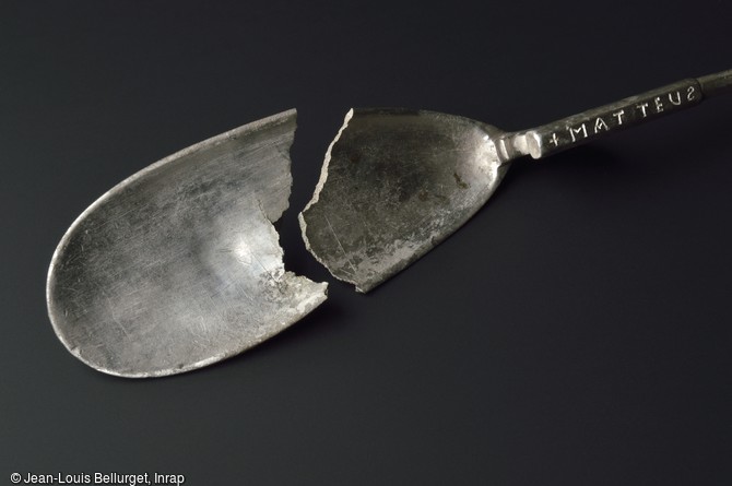 Cuill&egrave;re en argent de la fin du VIe si&egrave;cle trouv&eacute;e dans une tombe &agrave; Ichtarzheim (Bas-Rhin). Cet objet pr&eacute;sente deux inscriptions, l'une en latin  Matteus , l'autre en &eacute;criture runique  abuda . Li&eacute;es &agrave; des pratiques divinatoires ou fun&eacute;raires, les runes sont utilis&eacute;es par les anciens peuples de langue germanique (goths, scandinaves, anglo-saxons).