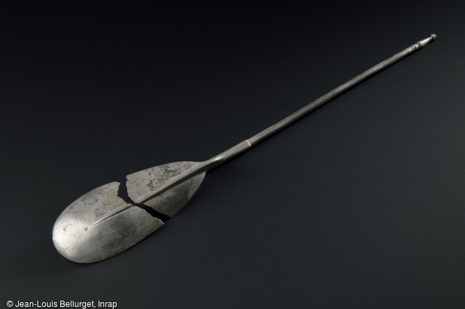 Cuill&egrave;re en argent de la fin du VIe si&egrave;cle trouv&eacute;e dans une tombe &agrave; Ichtarzheim (Bas-Rhin). Cet objet pr&eacute;sente deux inscriptions, l'une en latin  Matteus , l'autre en &eacute;criture runique  abuda . Li&eacute;es &agrave; des pratiques divinatoires ou fun&eacute;raires, les runes sont utilis&eacute;es par les anciens peuples de langue germanique (goths, scandinaves, anglo-saxons).