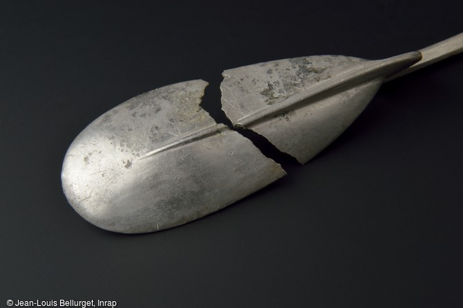 Cuill&egrave;re en argent de la fin du VIe si&egrave;cle trouv&eacute;e dans une tombe &agrave; Ichtarzheim (Bas-Rhin). Cet objet pr&eacute;sente deux inscriptions, l'une en latin  Matteus , l'autre en &eacute;criture runique  abuda . Li&eacute;es &agrave; des pratiques divinatoires ou fun&eacute;raires, les runes sont utilis&eacute;es par les anciens peuples de langue germanique (goths, scandinaves, anglo-saxons).