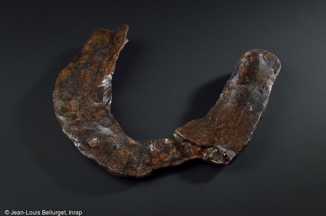 Fer de b&ecirc;che ou pelle en fer, IXe-Xe si&egrave;cle, d&eacute;couvert dans l'ancien prieur&eacute; Saint-Crespin &agrave; Romilly-sur-Andelle (Eure)