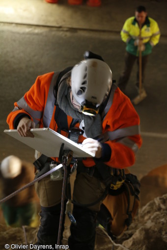 Intervention en paroi le long de la RD 119, relevé des observations  stratigraphiques et archéologiques de la grotte préhistorique du Mas-d'Azil, (Ariège), 2016.  Vue vers l'ouest. 