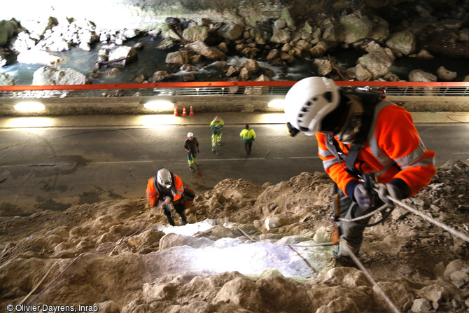 Intervention en paroi le long de la RD 119, descente de la paroi et observations archéologiques de la grotte préhistorique du Mas -d'Azil (Ariège), 2016. 