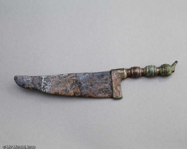 Couteau, 1ère moitié du 1er siècle avant notre ère, longueur : 16,8 cm, provenant du site de l'Îlot de la Charpenterie à Orléans (Loiret). La lame est en fer et le manche est en bronze, et décoré de boules incisées d'inspiration celtique. 