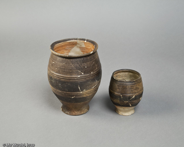 Deux gobelets en céramique fine de type  Beuvray  , 1er quart du 1er siècle de notre ère, hauteur : 20,1 cm (gauche) 12 (droite), provenant du site de l'Îlot de la Charpenterie à Orléans (Loiret). 