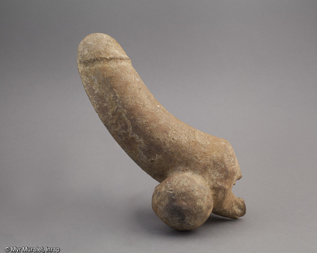 Phallus en terre cuite pleine, 1er siècle de notre ère, longueur : 26 cm, provenant du site de l'Îlot de la Charpenterie à Orléans (Loiret). Cet exemplaire était destiné à une exposition publique. Sa représentation est extrêmement courante dans tout l'Empire. Il est le témoin de pratiques populaires à mi-chemin entre superstition et croyances religieuses. Destiné à écarter le mauvais oeil, présent dans la maison, sur les voies, aux carrefours et sur les monuments publics, il est aussi porté en amulette par les enfants comme les adultes. 