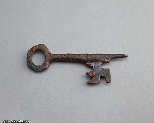 Clé en fer, Xe-XIe siècle, longueur 9,1 cm, mise au jour dans l'ancien prieuré de la Madeleine sur le site du Pont de l'Europe à Orléans (Loiret).