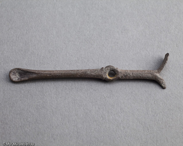 Furgeoir en bronze, XIIIe-XIVe siècle, longueur 5,2 cm, mis au jour dans l'ancien prieuré de la Madeleine sur le site du Pont de l'Europe à Orléans (Loiret). Le terme  furgeoir  est dérivé d'un verbe ancien français qui signifie fouiller. C'est un objet de toilette comportant deux pointes servant respectivement de cure dent et de cure ongle. L'extrémité en forme de spatule sert comme cure oreille.