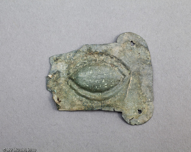 Ex-voto en tôle de bronze martelée représentant un oeil, Ier-IIe siècle, mis au jour dans le sanctuaire du site de la ZAC du Clos de la Fontaine de l'Étuvée à Orléans (Loiret). Les ex-voto sont des objets déposés dans le sanctuaire, soit à titre de supplique, soit en remerciement d'une guérison. Ils attestent une vocation thérapeutique du sanctuaire.