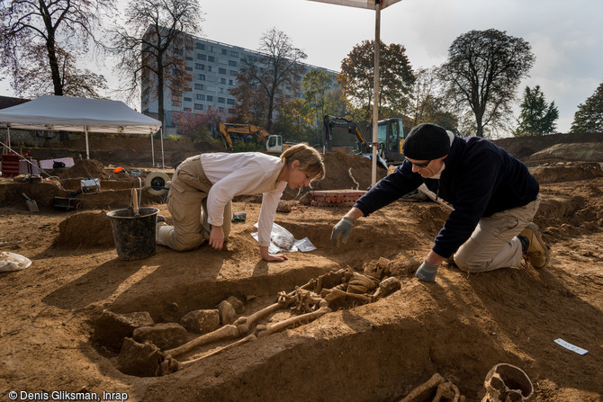 S&eacute;pultures m&eacute;di&eacute;vales mises au jour &agrave; Vitry-sur-Seine (Val-de-Marne) en 2016. L'&eacute;tude approfondie permet de mieux comprendre l&rsquo;&eacute;volution des pratiques fun&eacute;raires pendant la p&eacute;riode o&ugrave; commencent &agrave; se diffuser les rituels chr&eacute;tiens qui pr&eacute;vaudront au Moyen &Acirc;ge.