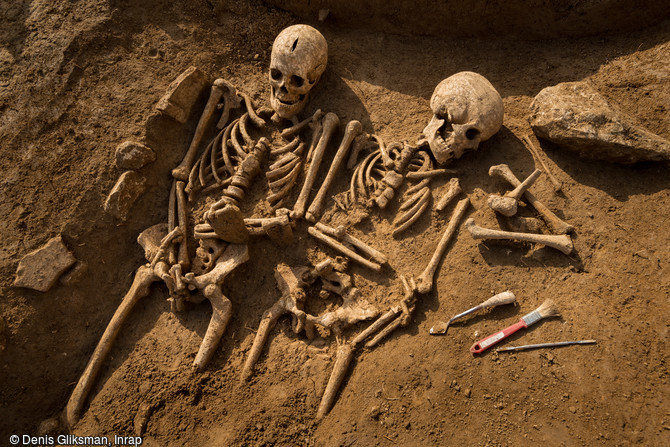 D&eacute;tail d'une s&eacute;pulture m&eacute;di&eacute;vale mise au jour &agrave; Vitry-sur-Seine (Val-de-Marne), 2016. Contrairement &agrave; de nombreux cimeti&egrave;res franciliens datant de l'Antiquit&eacute; au haut Moyen &Acirc;ge, cet espace fun&eacute;raire n&rsquo;est pas devenu paroissial dans les si&egrave;cles suivants.