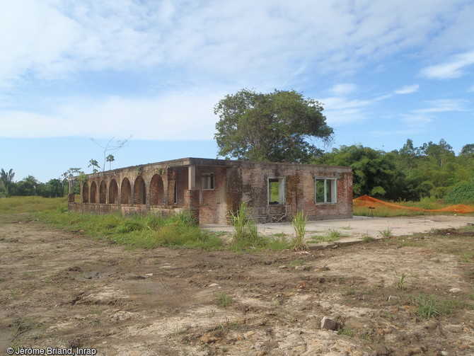 L'ancienne caserne des surveillants du camp p&eacute;nitentiaire de Saint-Maurice &agrave; Saint-Laurent-du-Maroni (Guyane). Cette caserne construite en 1881, poss&eacute;dait &agrave; l'origine un &eacute;tage pour le logement des surveillants, le rez-de-chauss&eacute;e &eacute;tant affect&eacute; au service int&eacute;rieur et &agrave; divers magasins.