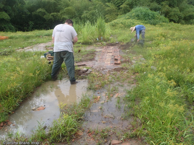 Niveau d'apparition des vestiges affleurants de la distillerie du camp p&eacute;nitentiaire de Saint-Maurice &agrave; Saint-Laurent-du-Maroni (Guyane). Ce fut la premi&egrave;re distillerie en Guyane (tafia, rhum), elle ferma en 1949.