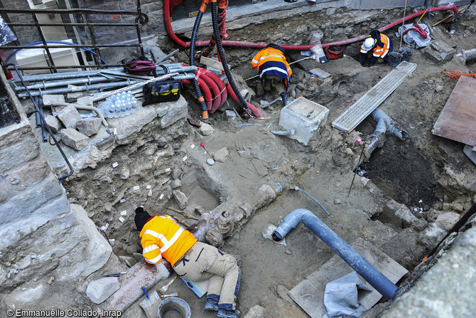 Les arch&eacute;ologues doivent lire les traces du village m&eacute;di&eacute;val du Mont-Saint-Michel (Manche) entre les nombreuses canalisations et r&eacute;seaux mis en place au d&eacute;but du XXe si&egrave;cle, 2017.